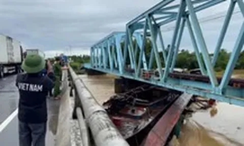 Cầu đường sắt Mỹ Chánh gặp nguy vì 3 sà lan theo lũ từ thượng nguồn về mắc kẹt