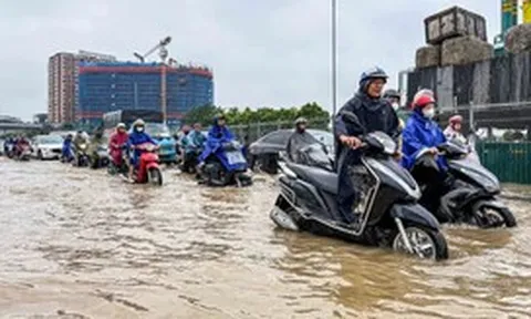 Nhiều tuyến phố Hà Nội ngập sau mưa lớn suốt đêm, xe cộ kẹt cứng qua cầu Vĩnh Tuy