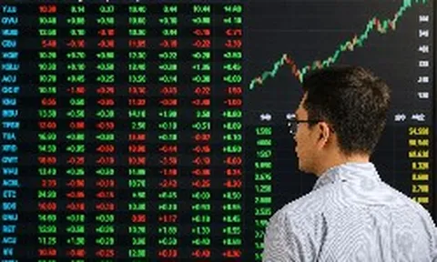 Nhà đầu tư chứng khoán "nín thở" đếm ngược 12 tiếng