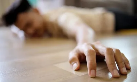 Người đàn ông 20 tuổi tử vong, bác sĩ cảnh báo đừng "ngó lơ" 2 dấu hiệu xuất hiện về đêm