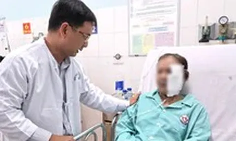 Phó chủ tịch Nguyễn Mạnh Cường thăm hỏi 5 nạn nhân vụ cháy nhà ở phường Chợ Lớn