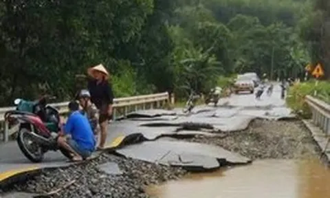 Nước lũ rút, mặt đường quốc lộ hiện ra như 'bánh đa vỡ'