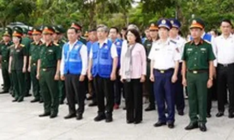 Lãnh đạo TP.HCM cùng các đơn vị quốc phòng dâng hương các Anh hùng liệt sĩ tại đặc khu Côn Đảo