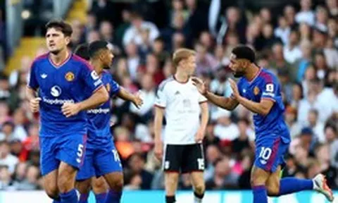 Man United thoát hiểm phút chót