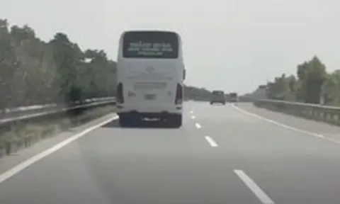 Chạy 'rùa bò' bám làn trái cao tốc, tài xế xe khách bị CSGT ghi hình xử phạt