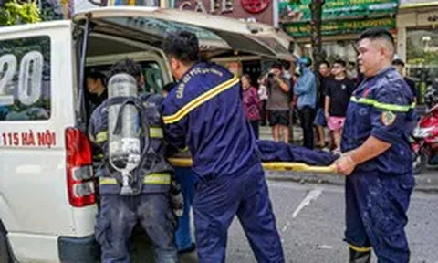 Cháy nhà 4 tầng ở Hà Nội, 5 người mắc kẹt được giải cứu