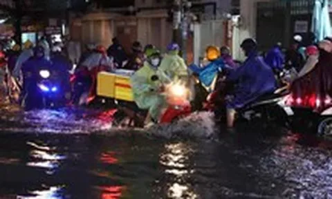 Mưa lớn giờ cao điểm tại TP.HCM: Nhiều tuyến đường ngập sâu, giao thông cầu vượt Hàng Xanh ùn ứ