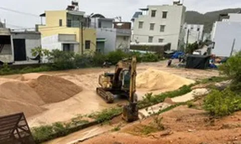 Mưa lớn cuốn đất đá tràn vào khu dân cư tại Gia Lai