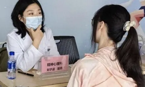 ‘Lạ đời’ nữ bác sĩ có bằng Tiến sĩ ở tuổi 27 quyết định nghỉ việc, hiện sáng tối đi làm shipper, hát quán bar, tuyên bố thẳng lý do