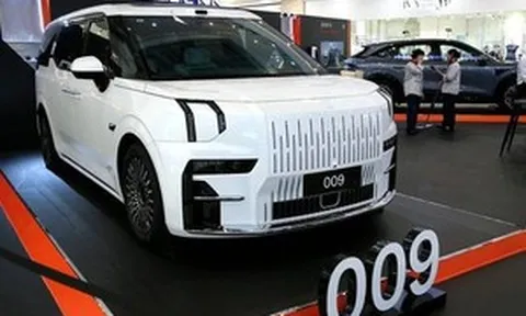 MPV cao cấp 912 mã lực về Việt Nam: Đệm ghế bị 9 ô tô và xe tải 20 tấn cán qua vẫn 'trơ gan'