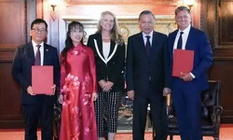 Tỷ phú Nguyễn Thị Phương Thảo "bắt tay" Elon Musk đưa internet lên bầu trời