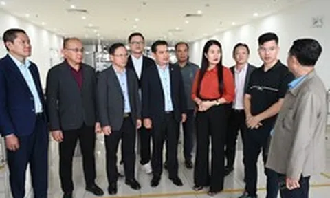 Nhà máy 7.300 tỷ đồng ở quê nhà tỷ phú Phạm Nhật Vượng đón đoàn đại biểu cấp cao nước Lào