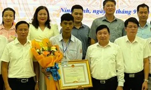 Chủ tịch tỉnh Ninh Bình tặng bằng khen nam sinh lớp 11 lao xuống dòng nước sâu cứu hai em nhỏ