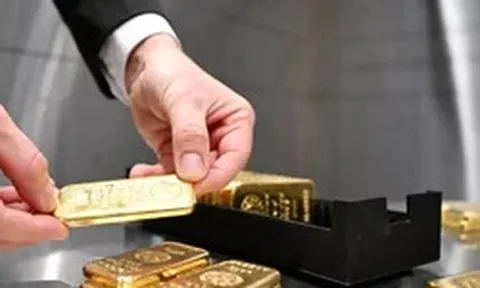 Giá vàng thế giới tăng, sức ép lớn từ USD