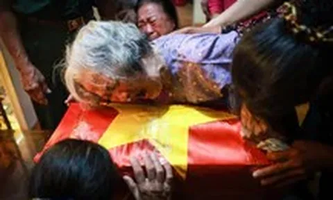 Cha mẹ gần 100 tuổi khóc ngất đón con trai liệt sĩ trở về: ‘Cánh ơi, để mẹ ôm con…’
