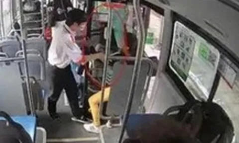 TP.HCM: Đình chỉ ngay tiếp viên xe buýt xô đẩy khách xuống xe