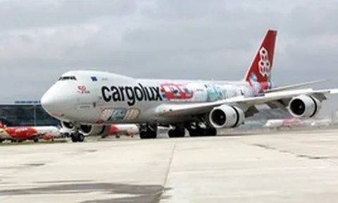 Một máy bay khổng lồ dài hơn 76 mét hạ cánh tại sân bay Nội Bài: Mũi có thể mở tung để “nuốt” trực thăng, bên trong chứa được 6 chiếc xe buýt cùng lúc