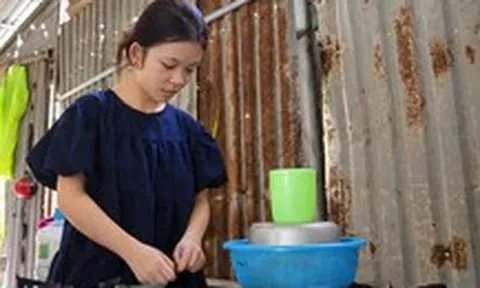 Trúng tuyển năm 2025 nhưng nữ sinh Đà Nẵng không có tiền nhập trường, đi làm công nhân để 'học bằng được'