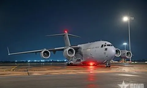 Một máy bay khổng lồ sải cánh dài 52m, cao gần 17m vừa đáp Tân Sơn Nhất, không thấy trên web theo dõi chuyến bay, làm nhiệm vụ đặc biệt liên quan Việt Nam