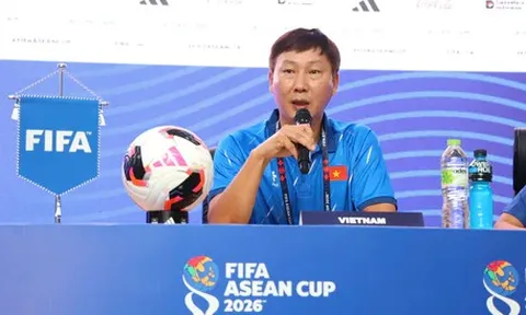 HLV Kim Sang Sik xin lỗi người hâm mộ sau trận thua Thái Lan