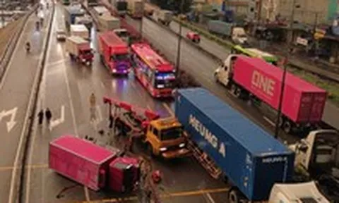 Ùn ứ 4km do xe tải lật chắn ngang cầu vượt Sóng Thần: Đã giải tỏa xong