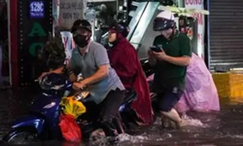12 tuyến đường ở TPHCM ngập sau mưa lớn, có nơi ngập hơn 1 mét