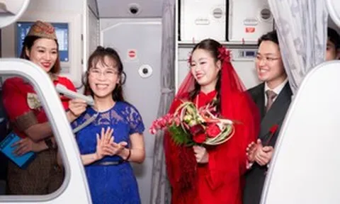 Tổ chức đám cưới ở độ cao 10.000m, một cặp đôi được tỷ phú Nguyễn Thị Phương Thảo trực tiếp tham dự chúc phúc