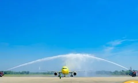 Đúng sáng 1/10, chiếc Airbus đặc biệt chở hơn 100 hành khách hạ cánh sân bay Thanh Hóa, Giám đốc cảng hàng không trực tiếp có mặt