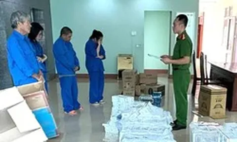 4 người trong một gia đình cùng bị khởi tố, công an thu giữ gần 9000 gói thuốc lá nhập lậu