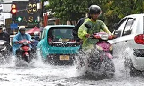 Mưa lớn chiều 4-10 khiến nhiều tuyến đường phường Phú Thạnh, Bình Hưng Hòa ngập sâu