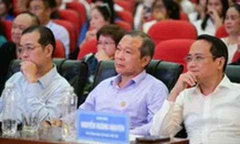 Nhà hảo tâm rơi nước mắt, tặng 50 triệu cho nữ SV 'mong nằm mơ biết mặt cha mẹ 1 lần'