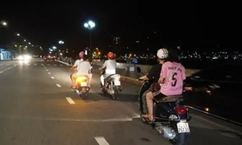 Thời gian bật đèn của ô tô, xe máy theo quy định mới: Xe đạp sẽ áp dụng thế nào?