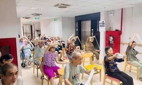 Sáng đưa đi, tối đón về với 200 nghìn đồng/ngày: Dịch vụ bán trú người già xuất hiện ngay giữa đại đô thị tỷ đô của ông Phạm Nhật Vượng