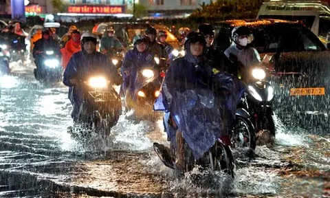 Trung tâm TP.HCM mưa to rồi lan rộng, nhiều tuyến đường ngập nước, kẹt xe
