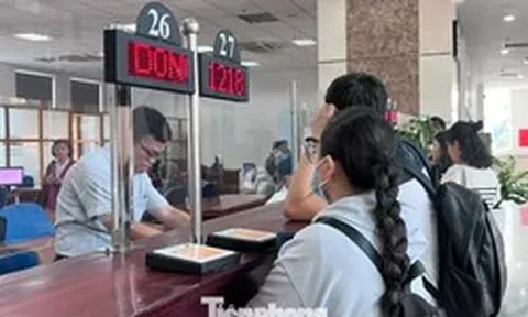 Khổ sở trong vai giám đốc, cú sốc 'tuýt còi' xuất cảnh