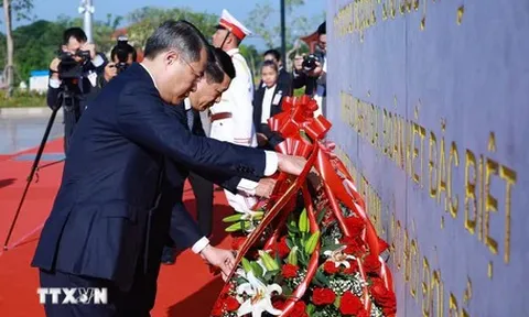 Hai Thủ tướng Việt Nam, Lào dâng hoa tưởng niệm các vị lãnh tụ hai nước