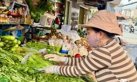 'Bỏng tay' với giá rau sau mưa ngập