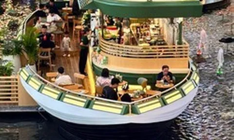Phát hiện Phúc Long “chơi lớn” nhất Hà Nội: Xây hẳn cửa hàng hình du thuyền giữa hồ nước trong TTTM, khách Tây ồ ạt vào hỏi địa chỉ