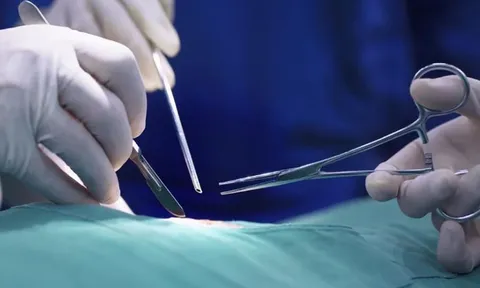 Cụ bà 74 tuổi vào viện phẫu thuật chân phải, bác sĩ cắt nhầm chân trái