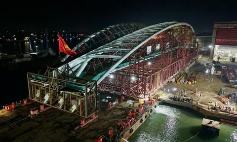 Hạ vòm thép cầu đi bộ 3.400 tấn xuống siêu sà lan trên vịnh Gành Rái, chuẩn bị về trung tâm TP.HCM