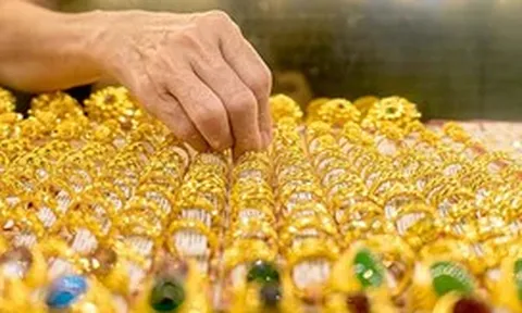 Giá vàng hôm nay 16-10: Vàng thế giới vượt 4.150 USD, giằng co chưa dứt