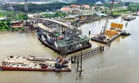 Ngắm công trình cầu đi bộ qua sông Sài Gòn giữa trung tâm TP.HCM, đang chờ lai dắt nhịp chính về hợp long