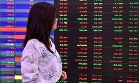 Chứng khoán tuần qua: Thị trường hồi phục phiên cuối tuần, khối ngoại vẫn miệt mài thoát hàng