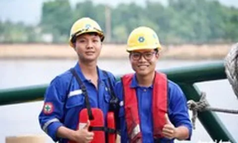 Hơn 18h, đoàn lai dắt vòm thép 3.400 tấn dừng nghỉ tại cầu phao ở Cần Giờ an toàn