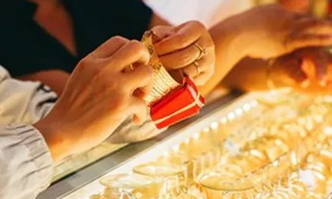 Giá vàng hôm nay 19-10: Vàng tăng nhẹ, khó đoán hướng đi tuần mới