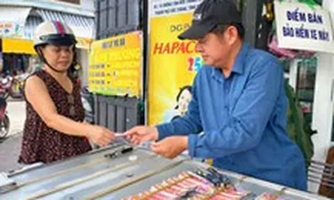 Thay vì cấm bán vé số cho người dưới 18 tuổi thì cần cấm những người này bán vé số