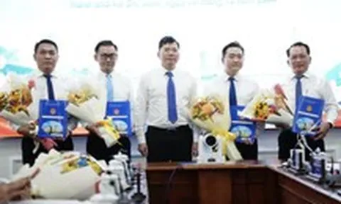 UBND TP.HCM trao quyết định điều động, bổ nhiệm nhiều cán bộ