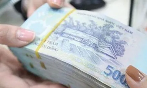 Giữa làn sóng giảm lãi suất, ngân hàng hút vốn cách nào?