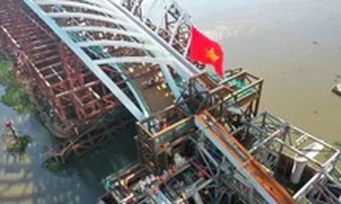Sáng 21-10: Đã sẵn sàng hợp long cầu đi bộ qua sông Sài Gòn