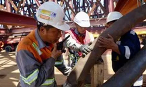 Sáng 21-10 đã chính thức hợp long cầu đi bộ qua sông Sài Gòn